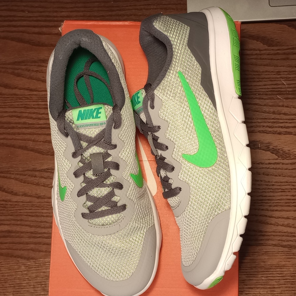 NIB Nike Flex Experience 4, size 6Y, gray and green.